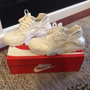Nike White Huarache running sneakers 👟